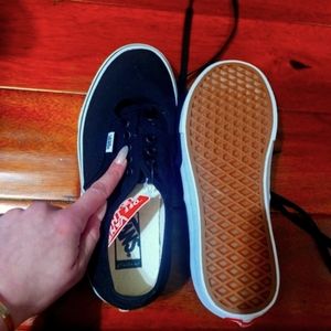 Vans NWT women's S8.5W "Old Skool Shoe"